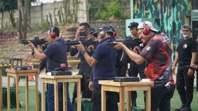 
HUT Bhayangkara ke -76, Polres Metro Bekasi Adakan Lomba Menembak