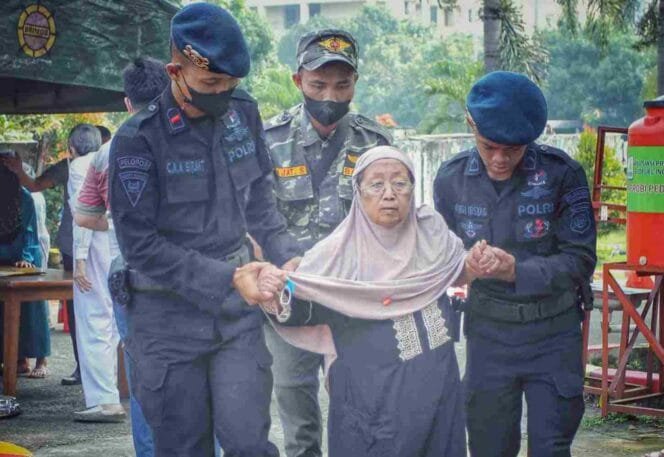 
Batalyon D Pelopor Satbrimob Polda Metro Jaya Gelar Pengobatan Gratis dan Bagi Sembako