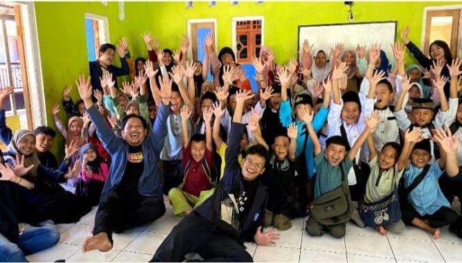 
Taman Baca Masyarakat di Desa Cikarageman Setu, ‘Belajar Sambil Bermain’