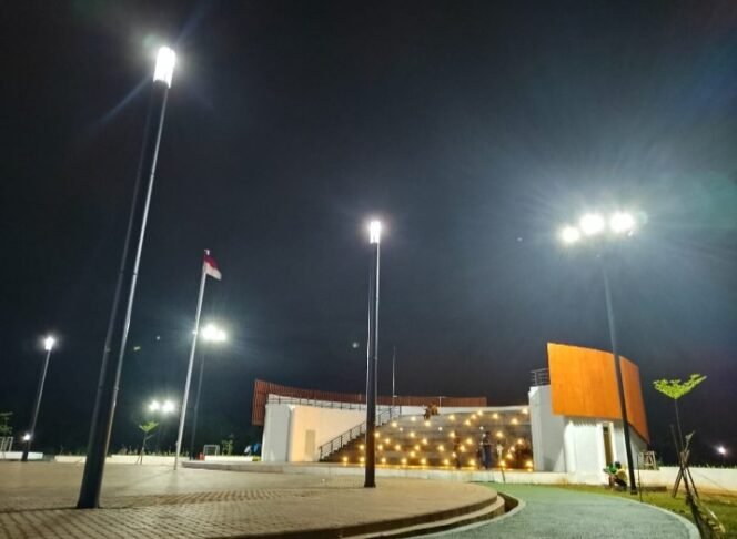 
Penampakan Alun Alun Edu Forest Bekasi di Malam Hari.