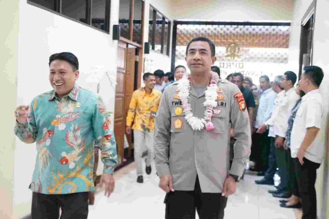
Disambut Hangat, Kapolres Metro Bekasi Silaturahmi dengan DPRD Kabupaten Bekasi