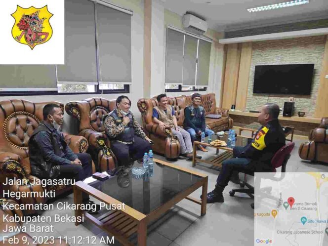 
Perkuat Kerukunan Warga, Brimob Cikarang Silaturahmi dengan Aliansi Ormas Bekasi