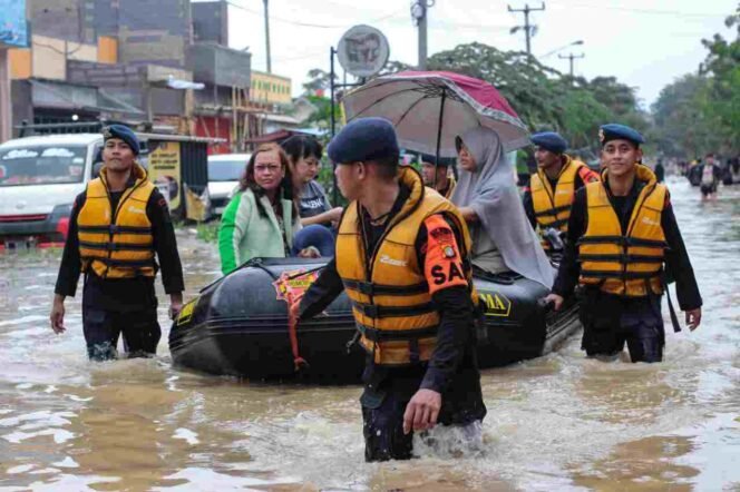 
Aksi Heroik Brimob Batalyon D Pelopor Satbrimob PMJ Evakuasi Warga Terjebak Banjir