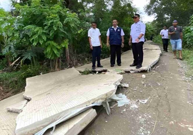 
Disperkimtan Tinjau Lokasi Jalan Terputus Akibat Banjir di Cikarang Timur