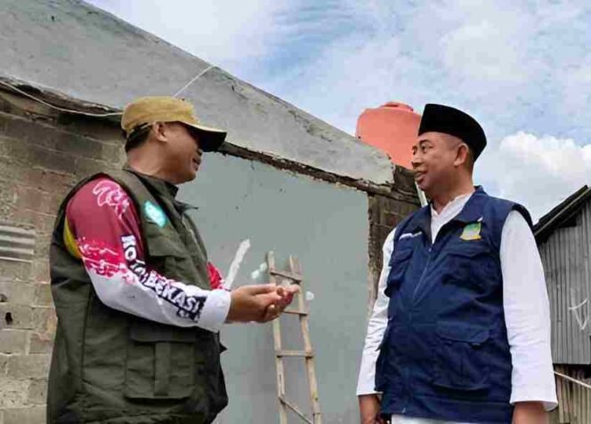 
Kepala Disperkimtan Kabupaten Bekasi, Nur Chaidir Melakukan Peninjauan Lokasi Bencana Angin Puting Beliung.