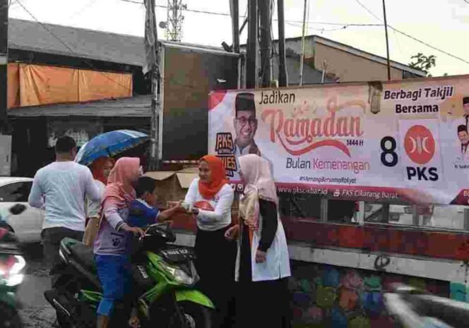 
Meski diguyur hujan lebat, calon anggota DPRD Kabupaten Bekasi dari Partai Keadilan Sejahtera (PKS), Teti Lestari, tetap melaksanakan kegiatan Ta'jil On The Road.
