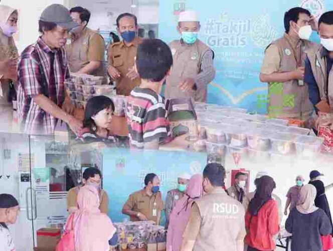 
RSUD Kabupaten Bekasi Berbagi Takjil Jelang Buka Puasa Kepada Keluarga Pasien yang Sedang Menjalani Perawatan. (Doc: RSUD)