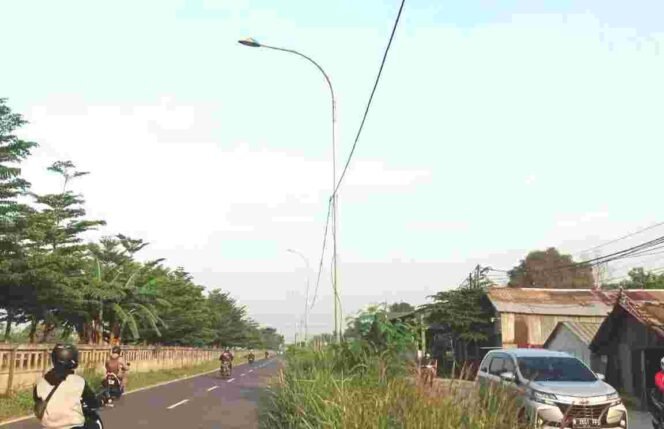 
Jelang arus mudik lebaran 2023, Dinas Perhubungan (Dishub) Kabupaten Bekasi fokus pada pemasangan lampu Penerangan Jalan Umum (PJU).