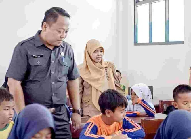 
Kepala Dinas Cipta Karya dan Tata Ruang, Benny Sugiarto Prawiro meninjau langsung gedung sekolah baru di SD Babelan Kota 05, Kecamatan Babelan, Kabupaten Bekasi. Selasa (4/4).
