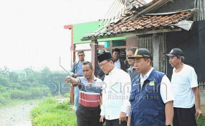 
Kadisperkimtan Kab Bekasi Tinjau Longsor Sungai Cipamingkis. (Doc: Disperkimtan)