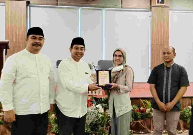 
Disperkimtan Kabupaten Bekasi Memberikan Apresiasi Karyawan Teladan. (Doc: Istimewa)
