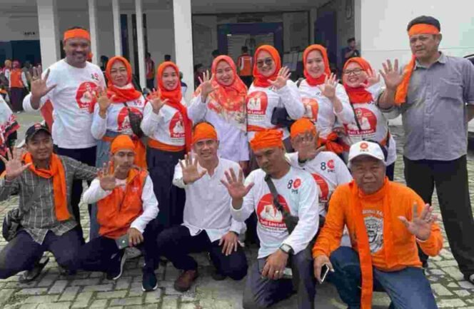 
Teti Lestari Calon Anggota DPRD Kabupaten Bekasi dari Partai Keadilan Sejahtera (PKS) Bersama Relawan Sehati. (Doc: Istimewa)