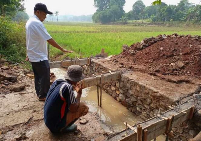 
Kades Tamansari, Jahi Hidayat, Tinjau Langsung Perbaikan Jembatan Kali Cileutik. (Doc: Konteks Berita)