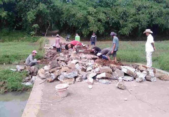 
Pemerintah Desa Tamansari, Kecamatan Setu, Kabupaten Bekasi, prioritaskan pembangunan jembatan yang di anggarkan melalui dana desa tahun anggaran 2023.