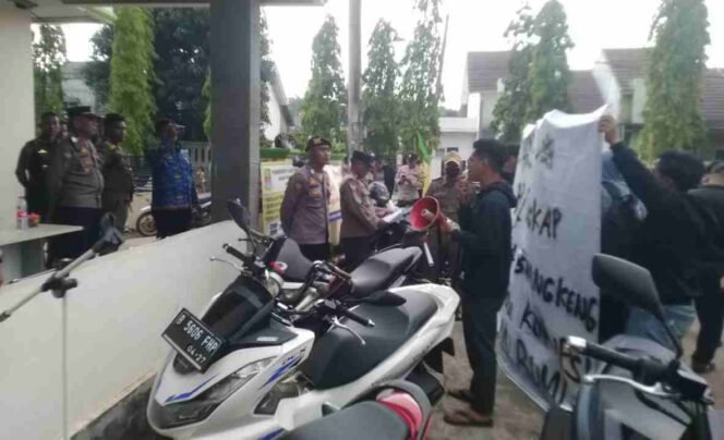 
Waduh! Mahasiswa Unras di Depan Kantor Desa Burangkeng, Ada Apa?