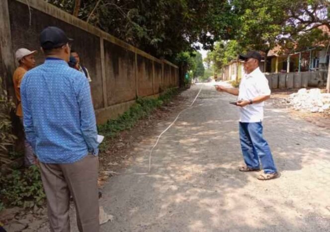 
Pemdes Tamansari, Kecamatan Setu, Kabupaten Bekasi, Gandeng Pengusaha Bangun Jalan Dauan. (Doc: Istimewa)