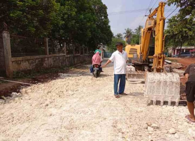 
Kades Tamansari, Jahi Hidayat, Tinjau Langsung Pembangunan Jalan Dauan. (Doc: Istimewa)