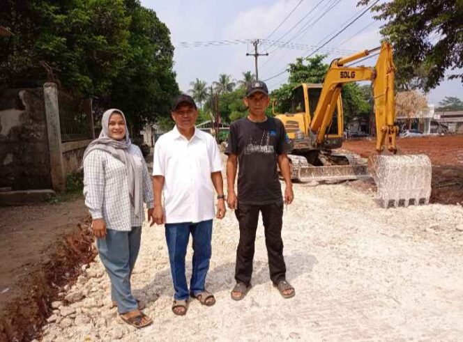 
Kepala Desa Tamansari, Jahi Hidayat, Bersama Masyarakat yang Mengapresiasi Perbaikan Jalan Dauan. (Doc: Istimewa)