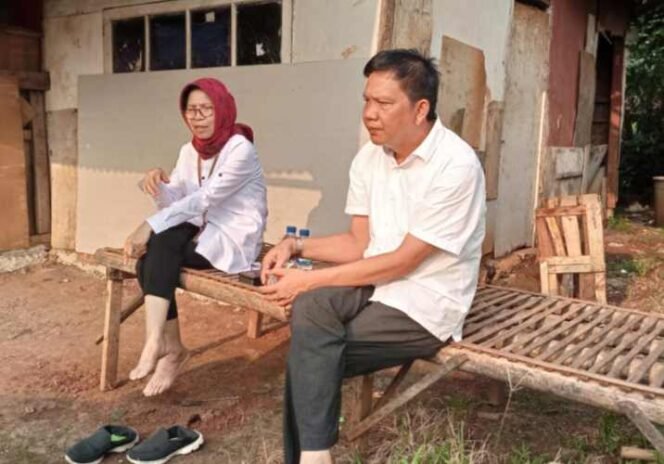 
Diskusi Bareng Kemensos, Kades Ciledug Rencana Bangun Rumah Warga Penyandang Keterbelakangan Mental. (Dok: Istimewa)