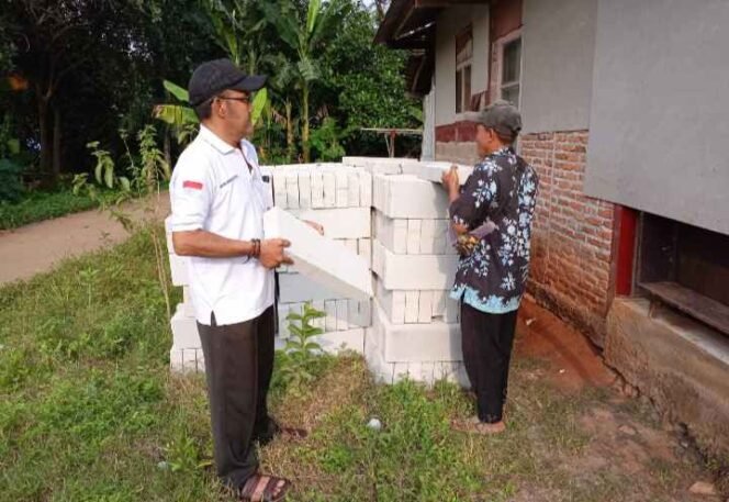 
Pemdes Ciledug Realisasikan Pembangunan Rumah Warga Penyandang Keterbelakangan Mental. (Dok: Istimewa)