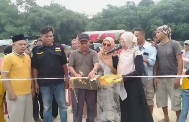 
Kepala Desa Tamansari, Jahi Hidayat, menggelar peresmian Jembatan Cibungur pada Minggu (25/6/2023). (Dok: Istimewa)