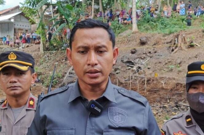 
Kasat Reskrim Polresta Banyumas, Kompol Agus Supriadi, di kebun lokasi penemuan kerangka di Kelurahan Tanjung, Kecamatan Purwokerto Selatan, pada Senin (26/6/2023). (Dok: Istimewa)