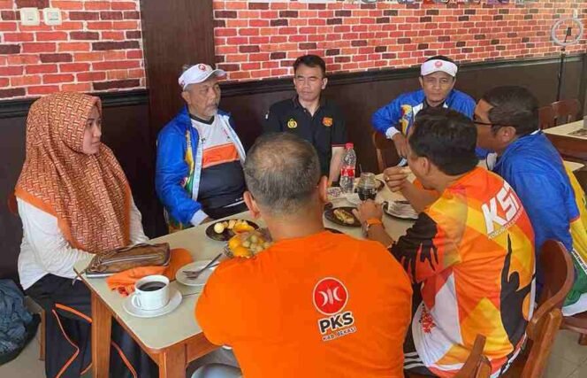 
Caleg PKS Teti Lestari dan Relawan Hadiri Pembukaan Fornas VII Jabar 2023 di Metland Cibitung. (Dok: Istimewa)