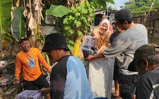 
Caleg PKS Teti Lestari Turun Langsung Bareng Warga desa Telagamurni Melakukan Kerja Bakti Bersihkan Saluran Air. (Dok: Istimewa)