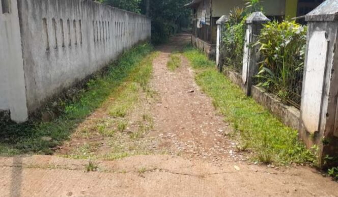 
Jalan Cibungur, kampung Awirarangan RT 001 RW 003 desa Tamansari, Kecamatan Setu, Kabupaten Bekasi. (Dok: Istimewa)