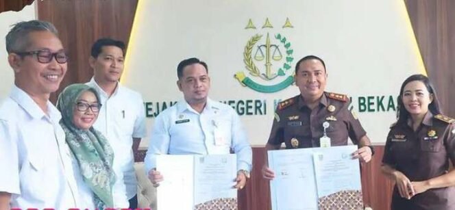 
Kejaksaan Negeri Kabupaten Bekasi bekerjasama dengan Dinas Pemberdayaan Masyarakat dan Desa (DPMD) setempat telah melakukan penandatanganan nota kesepahaman terkait pengembalian barang bukti secara daring melalui aplikasi ProSmart Kejari Kabupaten Bekasi. (Dok: Istimewa)