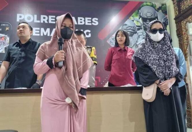 
Konferensi pers Wanita Jual Anak Usia 14 Hari di Mapolrestabes Semarang, pada Selasa (18/7/2023). (Dok: Istimewa)