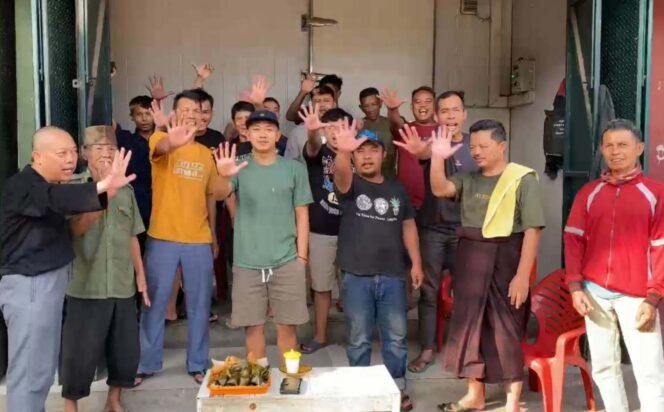 
Dukungan Pedagang Pasar Induk Cibitung pada pencalonan Anies Baswedan sebagai Presiden Republik Indonesia periode tahun 2024-2029 dan siap memenangkan Teti Lestari, calon anggota DPRD Kabupaten Bekasi. (Dok: Istimewa)