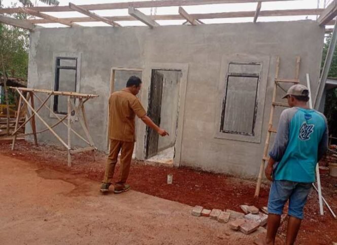 
Pembangunan Rumah Warga Keterbelakangan Mental, Ibu Sanah, di desa Ciledug, Kecamatan Setu. (Dok: Istimewa)