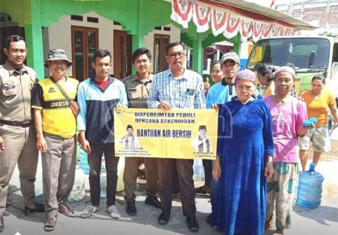 
Disperkimtan Kabupaten Bekasi Salurkan Bantuan Air Bersih ke Desa Sukatenang, Kecamatan Sukawangi. (Dok: Istimewa)
