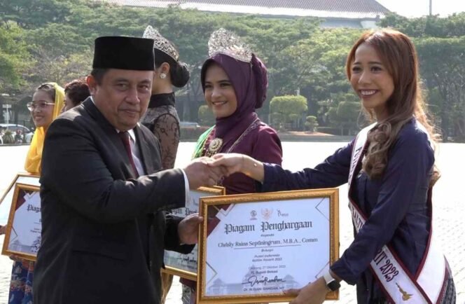 
Pemerintah Kabupaten Bekasi memberikan penghargaan kepada sembilan pemuda dan pemudi Kabupaten Bekasi yang berhasil meraih prestasi di berbagai bidang, baik di tingkat Provinsi Jawa Barat maupun nasional pada tahun ini. (Dok: Istimewa)