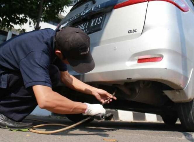 
Ilustrasi Uji Emisi Kendaraan Mobil. (Dok: Istimewa)