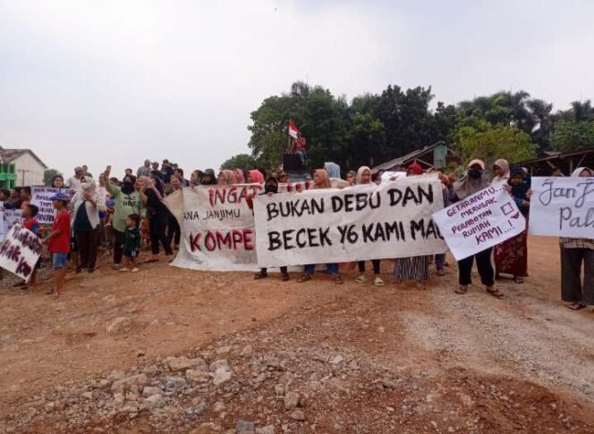 
Aksi Unjuk Rasa Warga Kampung Burangkeng Tuntut Kompensasi Proyek Pembangunan Tol. (Dok: Istimewa)