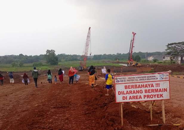 Aksi Demo Warga Burangkeng Setu