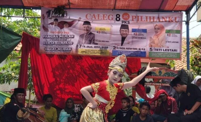 
Caleg PKS, Teti Lestari, Faizal Hafan Farid dan Jalal Abdul Nasir Bangkitkan Kembali Seni Silat Ujungan Khas Bekasi. (Dok: Istimewa)