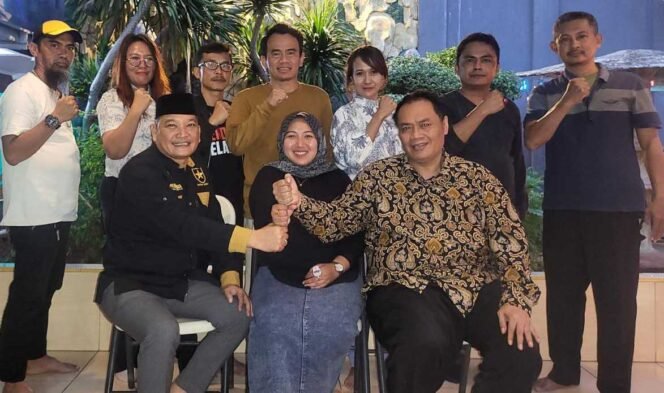 
Ketua SMSI Kabupaten Bekasi, Doni Ardon, Bersama 3 Pengurus yang Nyaleg. (Dok: Istimewa)
