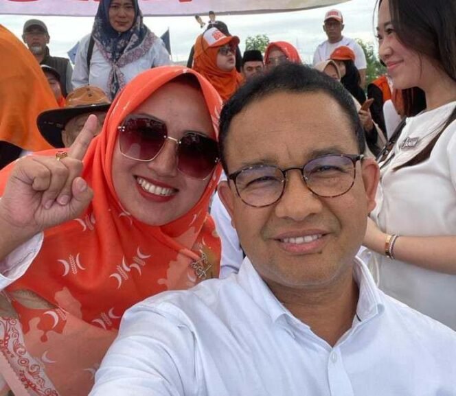 
Calon presiden nomor urut 1, Anies Baswedan, mengajak foto selfie dengan caleg milenial dari PKS, Teti Lestari. (Dok: Istimewa)