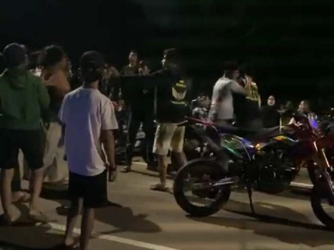 
Tangkapan Layar Peristiwa Pengeroyokan Komunitas RX King di Kawasan Industri MM2100. (Dok: Istimewa)