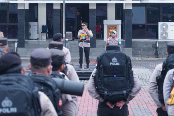 Wakapolres Metro Bekasi, AKBP Saufi Salamun, memimpin Apel Pengecekan Petugas Pengamanan Tempat Pemungutan Suara (TPS) Pemilu Tahun 2024. (Dok: Istimewa)