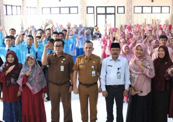 
Pembekalan Siswa/i Sekolah Siap Kerja Oleh Disnaker di SMKN 2 Cikarang Barat. (Dok: Istimewa)