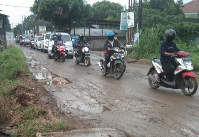 
Kondisi Jalan Raya Alternatif Cileungsi-Setu. (Dok: Istimewa)