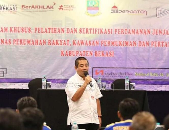 
Kepala Disperkimtan Kabupaten Bekasi, Nurchaidir, menyelenggarakan kegiatan Bimbingan Teknis (Bimtek) Pemeliharaan Taman. (Dok: Istimewa)