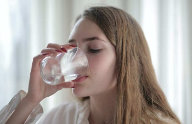 
Ilustrasi Minum Air Hangat. (Dok: Istimewa)