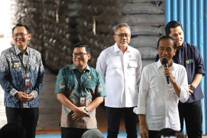 
Presiden Jokowi Meninjau Ketersediaan Beras di Gudang Bulog Cibitung, Kabupaten Bekasi. (Dok: Istimewa)