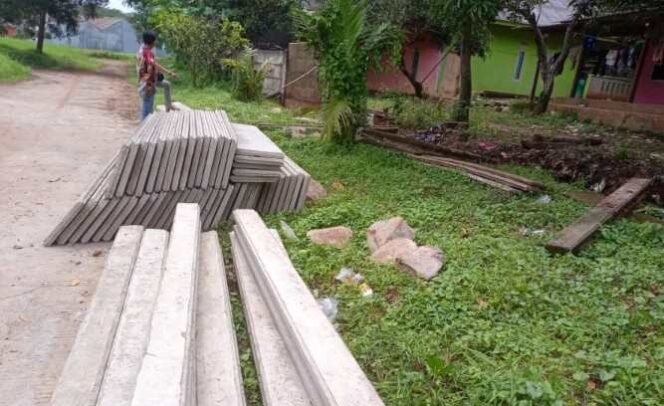 
Dugaan Penyerobotan Tanah Pengairan Oleh Pengembang Perumahan Grand Tamansari I. (Dok: Istimewa)