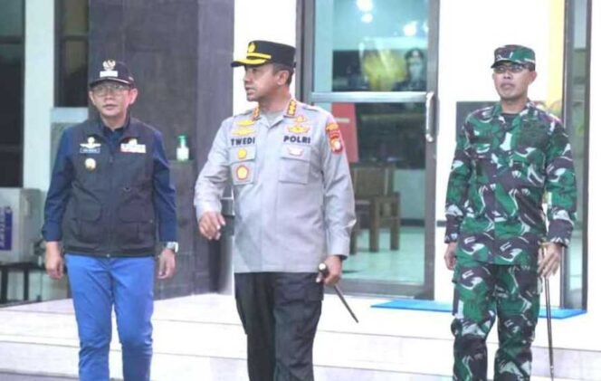 
PJ Bupati Bekasi, Kapolres Metro Bekasi, Dandim 0509/Kabupaten Bekasi. (Dok: Istimewa)